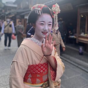 Amaro Gómez-Pablos Instagram - El peso cultural de Japón fue proporcional a su simpatía en las calles... un país de con-vivencia  pese a sus brutales contrastes. Fieles a su singular tradición, capaces de honrar sus costumbres al tiempo que abren de par en par la ventana del futuro y de paso moldean nuestro horizonte ... botón de muestra, asistimos a una prédica de un robot con su propia feligresía. Uno de muchos humanoides y el comienzo de esta tecnología. He aquí algunas postales de un singular viaje de trabajo que se mostrará por @canal13cl en @teletrece en la serie de reportajes #AlLimiteDeLaFiccion que presentará @entel y que saldrá al aire este marzo.