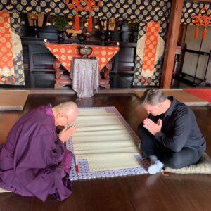 Amaro Gómez-Pablos Instagram - El peso cultural de Japón fue proporcional a su simpatía en las calles... un país de con-vivencia  pese a sus brutales contrastes. Fieles a su singular tradición, capaces de honrar sus costumbres al tiempo que abren de par en par la ventana del futuro y de paso moldean nuestro horizonte ... botón de muestra, asistimos a una prédica de un robot con su propia feligresía. Uno de muchos humanoides y el comienzo de esta tecnología. He aquí algunas postales de un singular viaje de trabajo que se mostrará por @canal13cl en @teletrece en la serie de reportajes #AlLimiteDeLaFiccion que presentará @entel y que saldrá al aire este marzo.