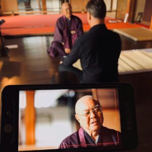 Amaro Gómez-Pablos Instagram - El peso cultural de Japón fue proporcional a su simpatía en las calles... un país de con-vivencia  pese a sus brutales contrastes. Fieles a su singular tradición, capaces de honrar sus costumbres al tiempo que abren de par en par la ventana del futuro y de paso moldean nuestro horizonte ... botón de muestra, asistimos a una prédica de un robot con su propia feligresía. Uno de muchos humanoides y el comienzo de esta tecnología. He aquí algunas postales de un singular viaje de trabajo que se mostrará por @canal13cl en @teletrece en la serie de reportajes #AlLimiteDeLaFiccion que presentará @entel y que saldrá al aire este marzo.