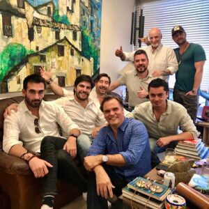 Amaro Gómez-Pablos Instagram - La COFRADÍA en Casa... nuestro es este himno del Padrino!: Doy por ganado todo lo perdido
Y por ya recibido lo esperado
Y por vivido todo lo soñado
Y por soñado todo lo vivido.

La más viva congoja eché al olvido,
Del sueño más feliz no he despertado,
Y agradezco la pena que me han dado
Que en flor de serenidad se ha convertido.

La tristeza quemante del pasado
Tiene un color de sueño,
parecido al de la fuga del amor logrado.

Y es porque el ansia y la inquietud se han ido
Al recordar que el cielo prometido,
comienza por la herida del costado.

Juan Guzmán Cruchaga, poeta chileno