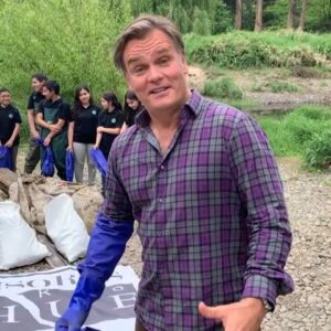 Amaro Gómez-Pablos Instagram - “¿Dónde comienza el rio?”, es la pregunta. Y la respuesta es “en la cabeza”. Cuando de basura y conciencia se trata, hay que ir “upstream” o corriente arriba para transformar los malos hábitos. Mucho de ese bello CHILE 🇨🇱 está hecho una pocilga. En el rio mismo hemos visto refrigeradores, neumáticos, alfombras, microondas y latas, cristales y plásticos por mil. Son demasiados esos “pocos” chilenos cuya mayor expresión de patriotismo es saltar, gritar y enjuagarse la boca con el C-H-I cuando golea La Roja. El verdadero patriotismo es cuidar de tu país. Siempre. Quererlo. No maltratarlo. Qué gusto ver a los niños de la Escuela Emprender en #Osorno haciendo labores de limpieza con su profe de ciencias, Ulises... un tipazo! “Mis padres se bañaban en estos ríos”, me dice una niña. “¿Por qué nosotros no podemos?” La respuesta: Demasiados adultos muy egoístas y mezquinos. Reeduquemonos los más grandes. ¡Ya es hora! @cop25cl  #cambioclimatico