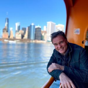 Amaro Gómez-Pablos Instagram - Postales de un viaje por Estados Unidos... desde Washington, por California, Utah, Missouri y Nueva York... haciendo #AlLimiteDeLaFiccion y topándonos con buenos amigos y mejores abrazos @isidoraldunate y @matiasalcalde ¡¡salud por los buenos equipos y los grandes proyectos!! @felipecarta @juls_sant @colombafilms 👏👍👏 GRACIAS @trecelab @canal13cl @teletrece @entel