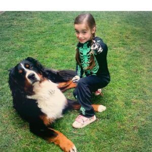Amaro Gómez-Pablos Instagram - Hace una semana perdí a uno de mis más buenos amigos... 12 años juntos, inseparables, no había necesidad de hablar porque nos intuíamos el uno al otro. Melenas al viento, siempre con prestancia y “pretoriano” o fiel hasta la médula, juntos nos aventuramos a todo, mar y montaña. “Manolo” se llamaba, optando por lo simple pese a un nombre rimbombante en su acta de nacimiento que también le hacía justicia, “Alpencross a Kind of Magic”. Adivino de mis pesares y mis alegrías. Cómplices en largos abrazos que se traducían en épicas caminatas o una tarde de lectura a mis pies... Custodio natural de mis hijos, especialmente de Julieta. Pocas veces he conocido a un ser más noble. Los boyeros viven unos 8 años. Manolo puso 4 más por lealtad y bajo los cuidados de Marisa Saval cuando me separé. Torrentes de amor que le dieron más larga vida. Estoy tan agradecido. Lloro su partida, si, pero celebro también nuestra larga amistad... una amistad que quizá venía de antes, y que quizá vuelva a repetirse en otra vida.