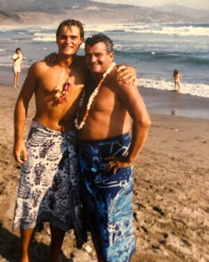 Amaro Gómez-Pablos Instagram - Hoy es el cumple de Gary, mi otro padre, el que me adoptó, el que resultó mi mejor amigo y mentor y que falleció ya hace algunos años... el hombre que a mis doce años me saca a caminar y me pide la mano de mi madre. Gary, a quien no olvidamos... porque sentimos su caricia y acompañamiento hasta el día de hoy. ¡¡Qué privilegiado fui!! ¡Fuimos! @danisinc @rebecasinclair @patibenavidesg Love You!! ❤️