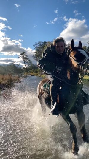 Amaro Gómez-Pablos Instagram - ¡Qué gritó de libertad cuando galopas…! Y lo haces con amigos que sienten ese vértigo delicioso de estar corriendo en sintonía con el entorno en @estancia_mercedes Con @sebagarciaiglesias  y Grissel @love_horses_patagonia de anfitriones junto a su familia, abriendo las puertas a todo aquel que quiera conocer su vida en el campo en #Magallanes ¡Menudo privilegio que tuve! Gracias por ello #PatagoniaEnDosRuedas @patagonia.chiletv @canal13cl @kuhl_cl #culturaenel13 #puertonatales Nelson Ipinza grabando las imágenes 🙏 Música de un grande: José Larralde