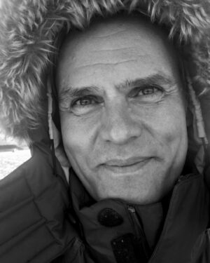 Amaro Gómez-Pablos Instagram - “Aprender a mirar los ojos, a mirar lentamente, profundamente, aprender a escuchar con los ojos. Nadie puede soportar la interrogación del silencio, se ha escrito. Nadie puede soportar la interrogación de los ojos. Los ojos nos descubren y nos encubren. Cuánto tiempo tarda un hombre en ser dueño de sus ojos, cuánto tiempo he tardado yo en habitar mis ojos, vivir en ellos, poblarlos”. -Francisco Umbral en Mortal y Rosa. 
Ser dueño de tu mirada. Hermoso anhelo. De eso va la vida.