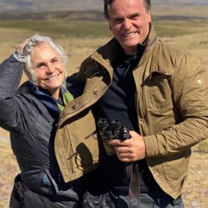 Amaro Gómez-Pablos Instagram - Conciliar trabajo con momentos familiares entrañables no es fácil, pero fue posible un par de días en nuestro recorrido por @estancia.cerroguido y con @cerroguido.conservacion , gracias a la generosidad de @piavergarafotografia al compartir sus tesoros en un lugar repleto de magia. Verte feliz y bailando al viento @patibenavidesg es una imagen que captura tu esencia y con la que siempre te recordaré, Querida Madre. Son ya 54 años de una hermosa y cómplice relación. Gracias Fernando García por la flexibilidad en el trabajo y hacer esto posible @patagonia.chiletv 👍👏👏👍 muy feliz y agradecido. #Magallanes la lleva #torresdelpaine #chileaventura