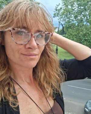 Amaya Forch Instagram - El pelo crece. 
Hace casi dos años me lo cortaron muuuuuy corto y tiñeron negro para el personaje de Cecilia. 
Hace dos años justo y paseando por Europa como hoy, me preguntaba cuándo volvería a actuar. 
Hoy me miro al espejo y he vuelto a ser yo. Y me pregunto ....cuándo tendré la suerte de ser nuevamente otra ? Y si nunca vuelve a suceder ? 
Soy ésta ? Soy esa que es otras ? Soy la que anhela ? Soy la que sueña ? Sigo siendo yo si dejo de hacer todo lo que me define ? O tan sólo soy la viajera chascona ? Tá pelúo.