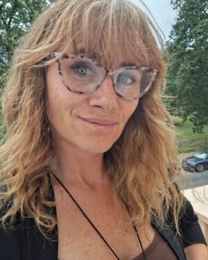 Amaya Forch Instagram - El pelo crece. 
Hace casi dos años me lo cortaron muuuuuy corto y tiñeron negro para el personaje de Cecilia. 
Hace dos años justo y paseando por Europa como hoy, me preguntaba cuándo volvería a actuar. 
Hoy me miro al espejo y he vuelto a ser yo. Y me pregunto ....cuándo tendré la suerte de ser nuevamente otra ? Y si nunca vuelve a suceder ? 
Soy ésta ? Soy esa que es otras ? Soy la que anhela ? Soy la que sueña ? Sigo siendo yo si dejo de hacer todo lo que me define ? O tan sólo soy la viajera chascona ? Tá pelúo.