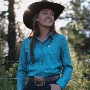 Amber Marshall Instagram - This @cinchjeans shirt is an Amber favourite 🤩

Swipe through this post to see all the places Amber has worn this shirt, including Heartland’s Fan Extras Day!

Head to our stories to find out where else you will be seeing this shirt 🤭