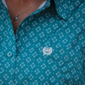 Amber Marshall Instagram - This @cinchjeans shirt is an Amber favourite 🤩

Swipe through this post to see all the places Amber has worn this shirt, including Heartland’s Fan Extras Day!

Head to our stories to find out where else you will be seeing this shirt 🤭