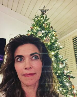 Amelia Heinle Instagram - Plastic?🤨Here comes Christmas!!
#faketree #plastic #atleastitseasy