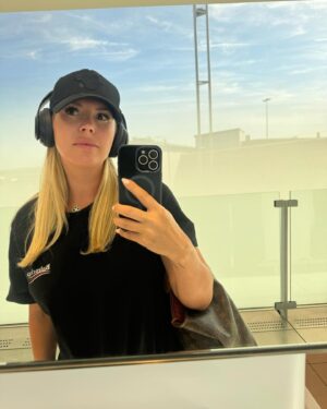 Amélie Neten Instagram - J’ai pris l’avion aujourd’hui et j’ai regardé par le hublot. 
Je t’ai imaginée en train de me regarder aussi à travers le hublot. 
J’ai imaginé te voir rigoler, danser, maman 🕊️❤️
Tu me manques à mort. Dans quelques jours, ça fera malheureusement déjà un an, maman. 
Je sais que tu m’aides à avancer et surtout, tu me montres que tu es là avec tes signes. Je t’aime, maman ❤️ Mais j’ai tellement dur