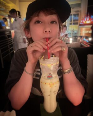 Ami Oonuki Instagram - 今回もスーパーネイリスト・ミホちゃん @mihonails の来日に合わせて、ビヨンセになるべく可愛いネイルにしてもらいました🩵 ベースのピンクはミホちゃんのブランドの上品可愛いピンク💅 そしてどんな状況でも可愛い顔を付けてもろた👀👄 これで益々ビヨンセ @beyonce に近づいたってわけ☺️
#puffy #puffyamiyumi #mihonails #beyonce #ミホちゃんいつも忙しい中ありがとう🫶 #日本帰ってくるたびに #ごはん屋さん片っ端から行こな #ちなみにわたしは深爪じゃなく #短いのが好きなのです #わたしほんとにbeyonceになれる日来るのかな… #眉毛ないし #でもこのカフェのグラス可愛かったな #ビキニでさ👙 #またおしゃれなカフェでゲラゲラ笑おな🤣 #photoby @mihonails