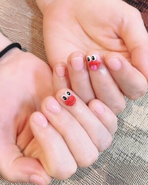 Ami Oonuki Instagram - 今回もスーパーネイリスト・ミホちゃん @mihonails の来日に合わせて、ビヨンセになるべく可愛いネイルにしてもらいました🩵 ベースのピンクはミホちゃんのブランドの上品可愛いピンク💅 そしてどんな状況でも可愛い顔を付けてもろた👀👄 これで益々ビヨンセ @beyonce に近づいたってわけ☺️
#puffy #puffyamiyumi #mihonails #beyonce #ミホちゃんいつも忙しい中ありがとう🫶 #日本帰ってくるたびに #ごはん屋さん片っ端から行こな #ちなみにわたしは深爪じゃなく #短いのが好きなのです #わたしほんとにbeyonceになれる日来るのかな… #眉毛ないし #でもこのカフェのグラス可愛かったな #ビキニでさ👙 #またおしゃれなカフェでゲラゲラ笑おな🤣 #photoby @mihonails