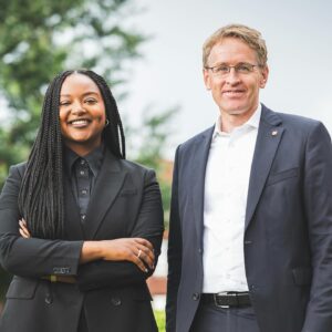 Aminata Touré Instagram - Ab heute bin ich offiziell stellvertretende Ministerpräsidentin in Schleswig-Holstein und ich freue mich auf die Aufgabe! Dazu habe ich direkt mal den Chef @mp.danielguenther gefragt, was für eine Erwartungshaltung er denn hat 😉. Swipe 👉🏾

Als schwarz-grüne Koalition arbeiten wir seit zwei Jahren sehr vertrauensvoll zusammen und genau so werden wir das die kommenden drei Jahre für das Land fortführen!