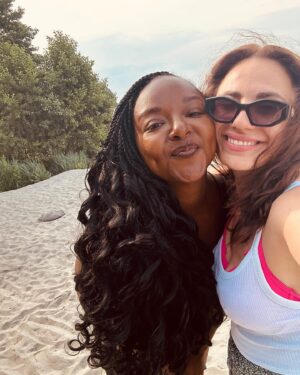 Aminata Touré Instagram - Dort leben, wo andere Urlaub machen und wiederum da auch Urlaub machen (und in Dänemark!!). 

Zur Entspannung kann ich empfehlen endlos viele Runden Ligretto zu spielen und dabei die Contenance zu bewahren (liebe Lara!!), Benedict Wells „Die Geschichten in uns“ zu lesen, aufs Meer zu schauen und Wassersportler*innen zuzugucken, einmal joggen zu gehen und zu glauben, man läuft evtl. doch noch nen Halbmarathon mit @l_petersdotter und den Gedanken wieder zu verwerfen und vor allem liebe Menschen um sich zu haben 🤍.