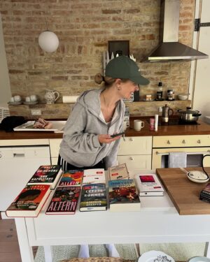 Aminata Touré Instagram - Dort leben, wo andere Urlaub machen und wiederum da auch Urlaub machen (und in Dänemark!!). 

Zur Entspannung kann ich empfehlen endlos viele Runden Ligretto zu spielen und dabei die Contenance zu bewahren (liebe Lara!!), Benedict Wells „Die Geschichten in uns“ zu lesen, aufs Meer zu schauen und Wassersportler*innen zuzugucken, einmal joggen zu gehen und zu glauben, man läuft evtl. doch noch nen Halbmarathon mit @l_petersdotter und den Gedanken wieder zu verwerfen und vor allem liebe Menschen um sich zu haben 🤍.