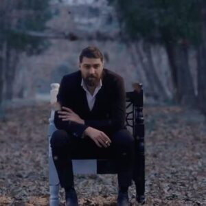 Amirhossein Fathi Instagram - من از بهترین رفیق زندگیم گذشتم!

امیرحسین فتحی در #قطب_شمال ❄️

سریال قطب شمال جمعه، ۷ اردیبهشت ماه در #فیلیمو

کارگردان: امین محمودی یکتا
تهیه کننده: اکبر تحویلیان

نویسندگان: حامد افضلی و امین محمودی یکتا

تبلیغات: استودیو فیلیمو