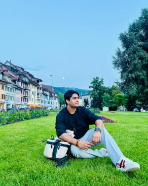 Amit Mishra Instagram - Sun, snow, and serenity. Celebrating new melodies with the Swiss Alps as my inspiration. This place is pure bliss. 🎶🇨🇭

#SwitzerlandAdventures #SwissVibes #MusicAndMountains #SingerAmitMishra #AmitMishra #traveldiaries24 #lifeofamusician #swiss #switzerland🇨🇭 #zug #AmitMishra 🇮🇳