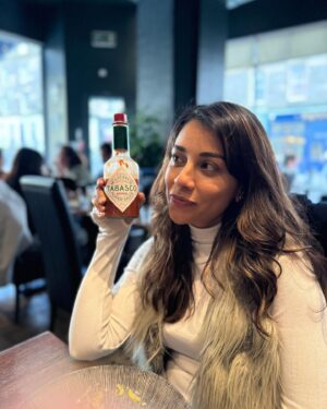 Amrita Puri Instagram - Tell me you are an Indian without telling me you are Indian. 

Thank you @victoria.e.alvarado for indulging me. 📸 🫶🏻

#desisabroad #doyouhavechillioil #mirchikahalagtihai #ineedflavor #lifelately
