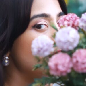 Amrita Rao Instagram - Love Love Love Love Karo....Love Sey Na Tum Daro..
Jeene Ka Hai Mazza ..Kisi Chehre Pe Maro..

Mantra of Life put in so simply 🤩❤️💘

#ishqvishkrebound