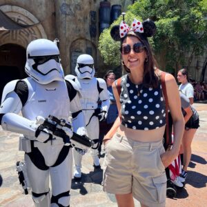 Amy Corbett Instagram - When you are trying to sneak a pic with the Stormtroopers and they ambush you 🤣🤣🤣
Gotta confessed, I’m an easy scare! 😳
#maythe4thbewithyou 

#starwars #legostarwars #disneyland