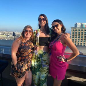Amy Corbett Instagram - Throwing it back to post Comic Con Panel celebrations from the summer in my fave @neverfullydressed 2-piece 💚
Still haven’t posted much about San Diego Comic Con! Do you guys wanna see some of the best bits in a post??? 🙌

The boys were too busy comparing panel notes to join us for the pic 😂

#sandiegocomiccon #comiccon #sandiego #lego #legomasters #legomastersusa #legomastersfox #neverfullydressed