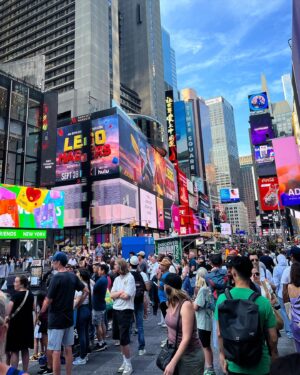 Amy Corbett Instagram - The countdown is on!!! Season 4 premieres September 28th and I can’t wait for y’all to see it 🙌🙌🙌 Popped along to Times Square today to check out this billboard

#legomasters #legomastersfox #legomastersusa #nyc #ny #timessqure #usa #travel