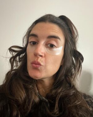 Amy Corbett Instagram - Behind the scenes on @legomastersfox 🎬 …the glam edition 💄 💁‍♀️✨
No matter how early the call time or how long the day is, my glam squad always make me look and feel my very best (even if it means early morning under eyepatches and crazy hairstyles for my lunchtime walks) 
Big shoutout to @bethpilgreen and @crystalbroedel for all the hard work and early morning giggles 🤭 
#ittakesavillage

#legomastersfox #legomastersusa #legomasters #bts #behindthescenes #glamsquad #makeup #beauty #thatglow #mystyle