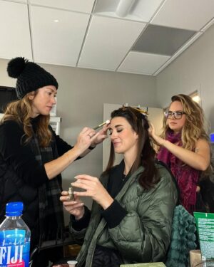 Amy Corbett Instagram - Behind the scenes on @legomastersfox 🎬 …the glam edition 💄 💁‍♀️✨
No matter how early the call time or how long the day is, my glam squad always make me look and feel my very best (even if it means early morning under eyepatches and crazy hairstyles for my lunchtime walks) 
Big shoutout to @bethpilgreen and @crystalbroedel for all the hard work and early morning giggles 🤭 
#ittakesavillage

#legomastersfox #legomastersusa #legomasters #bts #behindthescenes #glamsquad #makeup #beauty #thatglow #mystyle
