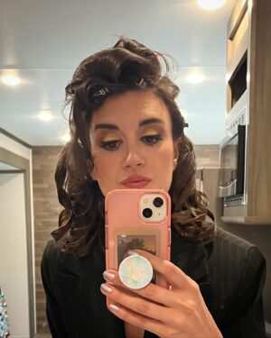 Amy Corbett Instagram - Behind the scenes on @legomastersfox 🎬 …the glam edition 💄 💁‍♀️✨
No matter how early the call time or how long the day is, my glam squad always make me look and feel my very best (even if it means early morning under eyepatches and crazy hairstyles for my lunchtime walks) 
Big shoutout to @bethpilgreen and @crystalbroedel for all the hard work and early morning giggles 🤭 
#ittakesavillage

#legomastersfox #legomastersusa #legomasters #bts #behindthescenes #glamsquad #makeup #beauty #thatglow #mystyle