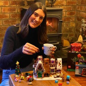 Amy Corbett Instagram - What are you building today for #legobuildday ??? 🧱🤩🎄
I’m relaxing with the family in Scotland after a busy few days, and finally finishing the Gingerbread House from last year 😝 And re-watching the LEGO Masters Holiday special. So get your bricks out, get the TV on, and get building 🙌🙌🙌
.
.
.
#lego #legomasters #build #play #legomastersuk #legomastersfox #legomastersusa #holiday #christmas #hygge #letsbuild @lego @legomastersuk @legomastersfox