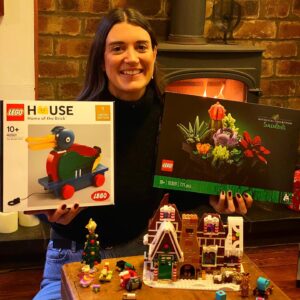 Amy Corbett Instagram - What are you building today for #legobuildday ??? 🧱🤩🎄
I’m relaxing with the family in Scotland after a busy few days, and finally finishing the Gingerbread House from last year 😝 And re-watching the LEGO Masters Holiday special. So get your bricks out, get the TV on, and get building 🙌🙌🙌
.
.
.
#lego #legomasters #build #play #legomastersuk #legomastersfox #legomastersusa #holiday #christmas #hygge #letsbuild @lego @legomastersuk @legomastersfox