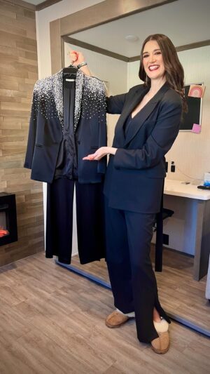Amy Corbett Instagram - Always game for a mid-episode outfit change…. Especially if it involves sparkles ✨🤩 🏆
Who caught last week’s big finale? This years finalists really pulled it out the bag with som EPIC builds 🙌🙌🙌 Congrats to everyone 🥂

Makeup by @bethpilgreen 
Hair by @crystalbroedel 
Styling by @carrieccramer 
Sparkly suit by @aliceandolivia 
@legomastersfox 

#legomasters #legomastersfox #legomastersusa #glam #outfitchange #wardrobe #hmu #glamsquad