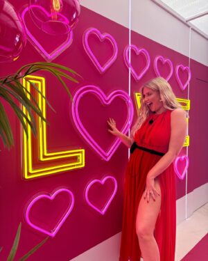Amy Hart Instagram - What a day! Was so so special to get to go back in to the villa, film my first and only bombshell walk in and film a scene with Sean for Aftersun!! As the biggest Love Island fan going I did completely fangirl over the islanders and repeatedly told them I loved them 🤣❤️ What a series!!! Feel so grateful to have done the pod and Aftersun but I’ll talk about that later in the week…for now, who’s going to win?! #loveisland #loveislandaftersun

Make Up @marcosgmakeup 
Hair @iamjamesjohnson 
Styling @jeffmehmet1 
Dress @caroline.bruce.designs 
Shoes @clubllondon