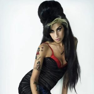 Amy Winehouse Instagram - Throughout Amy's musical career, her fashion sense depended on what was influencing her at that very moment. In the 'Frank' era, she wore a lot of vintage clothing often accompanied with hair scarves and high heels. For 'Back To Black', she drew inspiration from 1960's girl-groups like The Shangri-Las and The Ronettes. Her thick winged eyeliner, pin-up tattoos, ballet pumps and backcombed beehive-hairdo stapled Amy as a fashion icon that made her silhouette distinguishable around the world. 🖤
