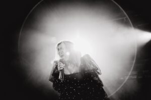 Ana Bacalhau Instagram - Para completar o meu “tríptico” do instagram partilho estas fotografias da maravilhosa @anabacalhau. Recomendo, vivamente, a assistirem a um concerto deste furacão pois sentirão vibrações inexplicáveis ao longo de todo o espectáculo. A Ana, para além de ter um dos corações mais bonitos que conheço, tem um talento imensurável. A Ana é música, da ponta dos cabelos à ponta dos pés; a Ana tem uma energia contagiante e tem a capacidade de roubar os melhores sorrisos; a Ana tem “bichos-carpinteiros” e tenta “passá-los” ao público; a Ana é alegria, é expressão, é arte mas, acima de tudo, a Ana, para mim, é AMOR! 🤍