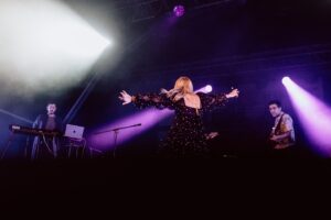 Ana Bacalhau Instagram - Para completar o meu “tríptico” do instagram partilho estas fotografias da maravilhosa @anabacalhau. Recomendo, vivamente, a assistirem a um concerto deste furacão pois sentirão vibrações inexplicáveis ao longo de todo o espectáculo. A Ana, para além de ter um dos corações mais bonitos que conheço, tem um talento imensurável. A Ana é música, da ponta dos cabelos à ponta dos pés; a Ana tem uma energia contagiante e tem a capacidade de roubar os melhores sorrisos; a Ana tem “bichos-carpinteiros” e tenta “passá-los” ao público; a Ana é alegria, é expressão, é arte mas, acima de tudo, a Ana, para mim, é AMOR! 🤍