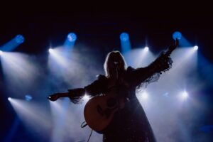 Ana Bacalhau Instagram - Para completar o meu “tríptico” do instagram partilho estas fotografias da maravilhosa @anabacalhau. Recomendo, vivamente, a assistirem a um concerto deste furacão pois sentirão vibrações inexplicáveis ao longo de todo o espectáculo. A Ana, para além de ter um dos corações mais bonitos que conheço, tem um talento imensurável. A Ana é música, da ponta dos cabelos à ponta dos pés; a Ana tem uma energia contagiante e tem a capacidade de roubar os melhores sorrisos; a Ana tem “bichos-carpinteiros” e tenta “passá-los” ao público; a Ana é alegria, é expressão, é arte mas, acima de tudo, a Ana, para mim, é AMOR! 🤍