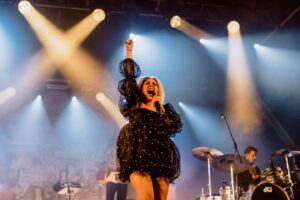 Ana Bacalhau Instagram - Para completar o meu “tríptico” do instagram partilho estas fotografias da maravilhosa @anabacalhau. Recomendo, vivamente, a assistirem a um concerto deste furacão pois sentirão vibrações inexplicáveis ao longo de todo o espectáculo. A Ana, para além de ter um dos corações mais bonitos que conheço, tem um talento imensurável. A Ana é música, da ponta dos cabelos à ponta dos pés; a Ana tem uma energia contagiante e tem a capacidade de roubar os melhores sorrisos; a Ana tem “bichos-carpinteiros” e tenta “passá-los” ao público; a Ana é alegria, é expressão, é arte mas, acima de tudo, a Ana, para mim, é AMOR! 🤍
