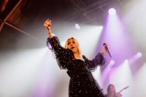 Ana Bacalhau Instagram - Para completar o meu “tríptico” do instagram partilho estas fotografias da maravilhosa @anabacalhau. Recomendo, vivamente, a assistirem a um concerto deste furacão pois sentirão vibrações inexplicáveis ao longo de todo o espectáculo. A Ana, para além de ter um dos corações mais bonitos que conheço, tem um talento imensurável. A Ana é música, da ponta dos cabelos à ponta dos pés; a Ana tem uma energia contagiante e tem a capacidade de roubar os melhores sorrisos; a Ana tem “bichos-carpinteiros” e tenta “passá-los” ao público; a Ana é alegria, é expressão, é arte mas, acima de tudo, a Ana, para mim, é AMOR! 🤍