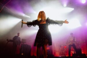 Ana Bacalhau Instagram - Para completar o meu “tríptico” do instagram partilho estas fotografias da maravilhosa @anabacalhau. Recomendo, vivamente, a assistirem a um concerto deste furacão pois sentirão vibrações inexplicáveis ao longo de todo o espectáculo. A Ana, para além de ter um dos corações mais bonitos que conheço, tem um talento imensurável. A Ana é música, da ponta dos cabelos à ponta dos pés; a Ana tem uma energia contagiante e tem a capacidade de roubar os melhores sorrisos; a Ana tem “bichos-carpinteiros” e tenta “passá-los” ao público; a Ana é alegria, é expressão, é arte mas, acima de tudo, a Ana, para mim, é AMOR! 🤍