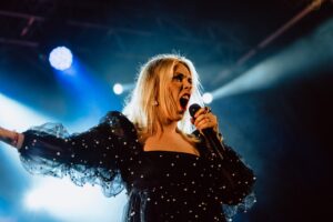 Ana Bacalhau Instagram - Para completar o meu “tríptico” do instagram partilho estas fotografias da maravilhosa @anabacalhau. Recomendo, vivamente, a assistirem a um concerto deste furacão pois sentirão vibrações inexplicáveis ao longo de todo o espectáculo. A Ana, para além de ter um dos corações mais bonitos que conheço, tem um talento imensurável. A Ana é música, da ponta dos cabelos à ponta dos pés; a Ana tem uma energia contagiante e tem a capacidade de roubar os melhores sorrisos; a Ana tem “bichos-carpinteiros” e tenta “passá-los” ao público; a Ana é alegria, é expressão, é arte mas, acima de tudo, a Ana, para mim, é AMOR! 🤍