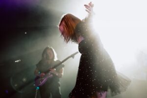 Ana Bacalhau Instagram - Para completar o meu “tríptico” do instagram partilho estas fotografias da maravilhosa @anabacalhau. Recomendo, vivamente, a assistirem a um concerto deste furacão pois sentirão vibrações inexplicáveis ao longo de todo o espectáculo. A Ana, para além de ter um dos corações mais bonitos que conheço, tem um talento imensurável. A Ana é música, da ponta dos cabelos à ponta dos pés; a Ana tem uma energia contagiante e tem a capacidade de roubar os melhores sorrisos; a Ana tem “bichos-carpinteiros” e tenta “passá-los” ao público; a Ana é alegria, é expressão, é arte mas, acima de tudo, a Ana, para mim, é AMOR! 🤍