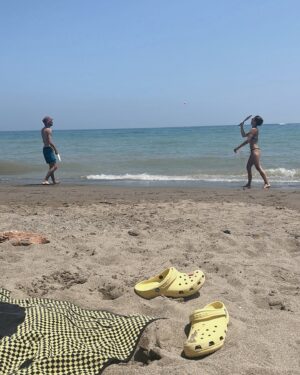 Ana Fernández Instagram - Vuelta a la nostalgia. 

Lo que pasa cuando te llevas 6 y 10 años de diferencia con tus hermanos pequeños , es que hace 20 cuando veníamos a nuestras míticas vacaciones familiares a los Álamos, Carlos empezaba a preguntar desde despeñaperros que día íbamos a coger el patinete/pedaleta con tobogán para ir a África ( por las provisiones imagino) además de todo tipo de campeonatos de cualquier cosa que se pudiera hacer en la playa, María reiteraba sin cesar si “ faltaba mucho para llegar” nada más salir de Madrid , su pulsera de la Carihuela la estaba esperando y hacerse el tatuaje de henna ( que duraba un día ) en la calle San Miguel. Y yo quería ponerme morena para ir a la feria de Málaga , probar el Cartojal ( beberlo con moderación) y a ver si surgía algún amor de verano de esos que decían en la SuperPop. 

Intereses diferentes, edades diferentes, hormonas diferentes….pero había tres cosas sagradas: 
las palas de la playa , el chinchón y el maldito minigolf . 

Bien pues después de 10 años sin haber ido los tres juntos de nuevo, este verano lo hemos conseguido, nos lo hemos reservado, sin nadie más. Solo nosotros, porque solo nosotros entendemos lo que significa en nuestra historia , la de los Fernández García. 

Volveremos. 

Os quiero Mery y Charlie