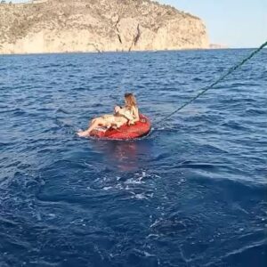 Ana Fernández Instagram - Escapada al segundo hogar 🚤🐠

Viaje con mi 🐿️@nadiadesantiago90 , nombrada ya madrina oficial de @bonawa_es . 

Siempre con @zelhotels 🩵

Días que nos debíamos y merecíamos.