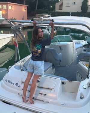 Ana Fernández Instagram - Escapada al segundo hogar 🚤🐠

Viaje con mi 🐿️@nadiadesantiago90 , nombrada ya madrina oficial de @bonawa_es . 

Siempre con @zelhotels 🩵

Días que nos debíamos y merecíamos.