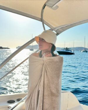 Ana Fernández Instagram - Escapada al segundo hogar 🚤🐠

Viaje con mi 🐿️@nadiadesantiago90 , nombrada ya madrina oficial de @bonawa_es . 

Siempre con @zelhotels 🩵

Días que nos debíamos y merecíamos.