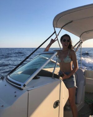 Ana Fernández Instagram - Escapada al segundo hogar 🚤🐠

Viaje con mi 🐿️@nadiadesantiago90 , nombrada ya madrina oficial de @bonawa_es . 

Siempre con @zelhotels 🩵

Días que nos debíamos y merecíamos.